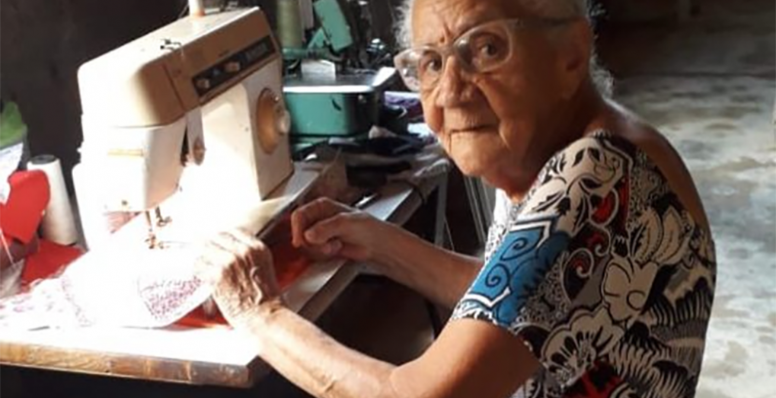 Artesã de 93 anos fabrica máscaras para doar aos mais pobres 