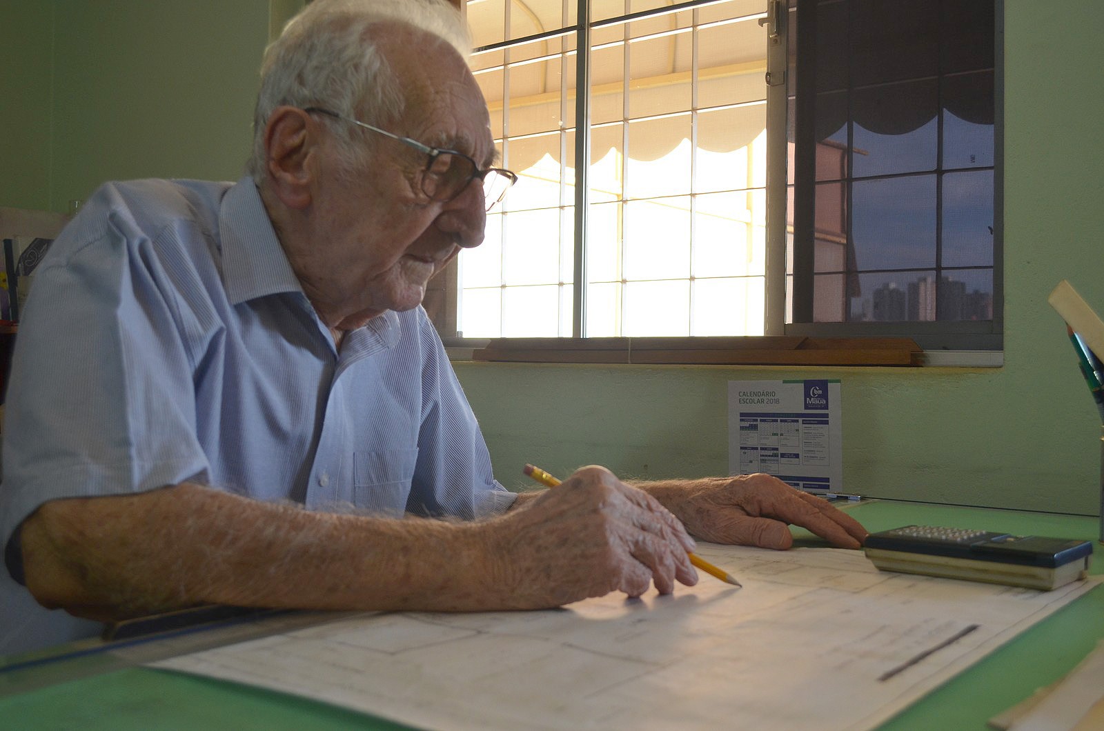 Aos 90 anos, idoso encara banco da universidade para cursar arquitetura e urbanismo em Ribeirão Preto, SP