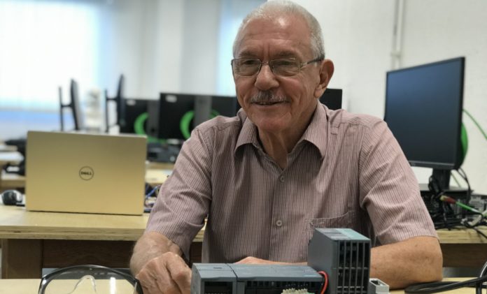Calouro mais idoso da UFSC começa a estudar Engenharia de Automação aos 80 anos