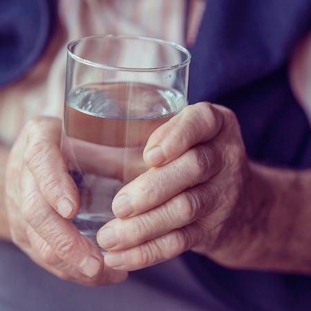 Por que idosos devem (mais que todos) beber água ... 