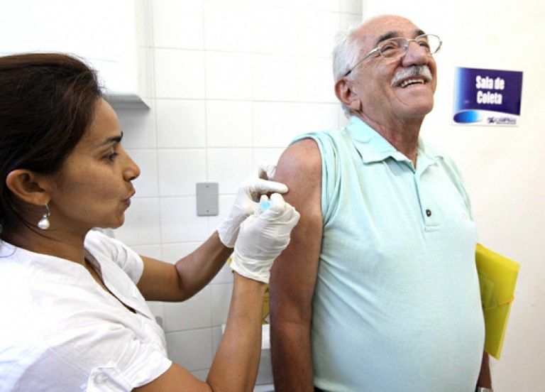 Idosos têm vacinação gratuita garantida pelo SUS