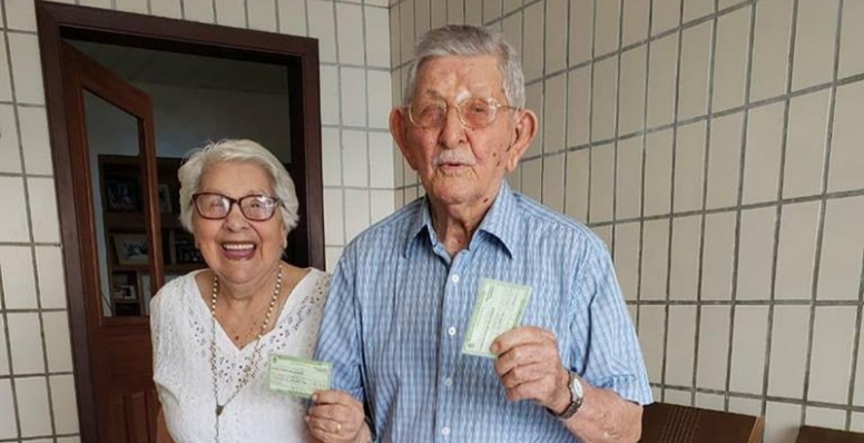 Aposentados de 92 e 96 anos não abriram mão de votar