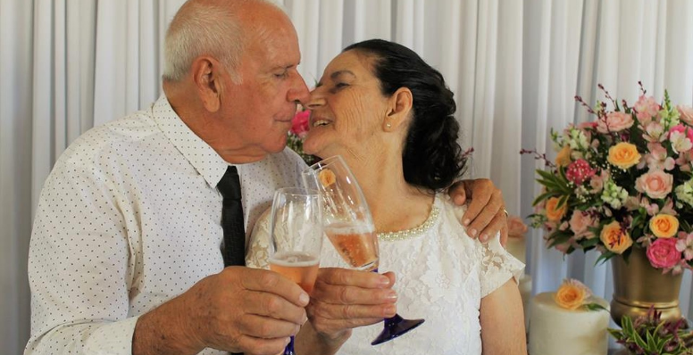 Casal de idosos que se conheceu pelo Tinder oficializa união